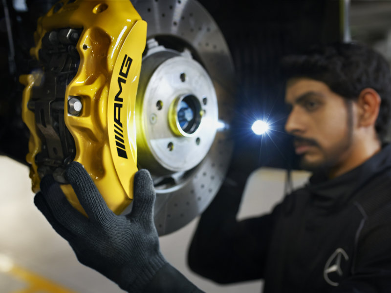Mercedes-Benz Mechatroniker montiert AMG-Bremse
