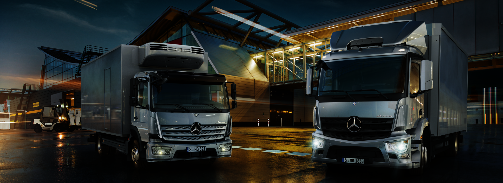 Mercedes-Benz 2 Actros vor Hallen