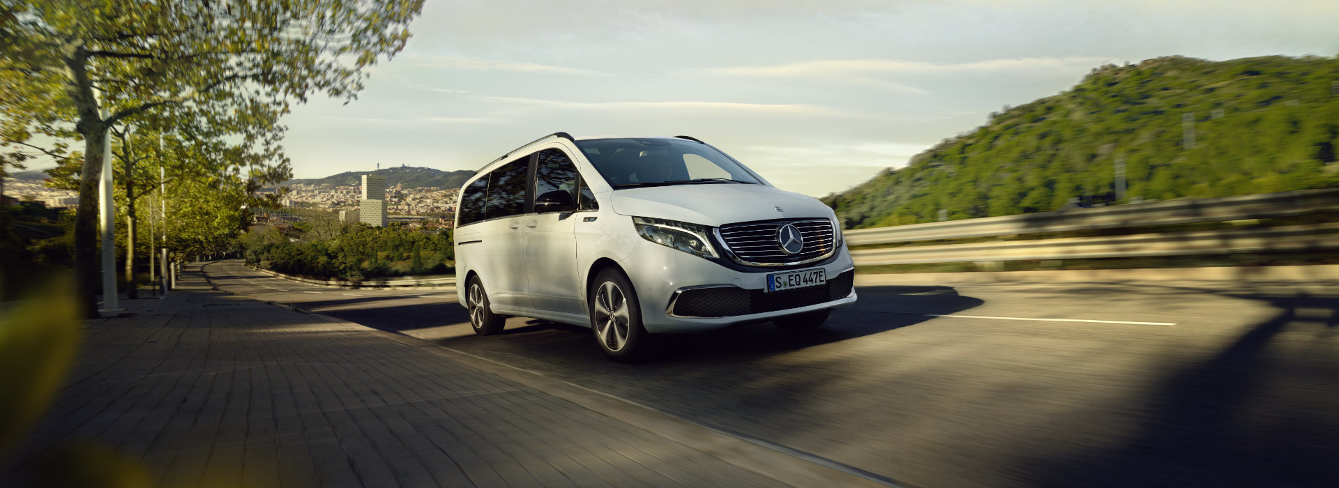 Mercedes-Benz V-Klasse Großraumlimousine in weiß auf Straße