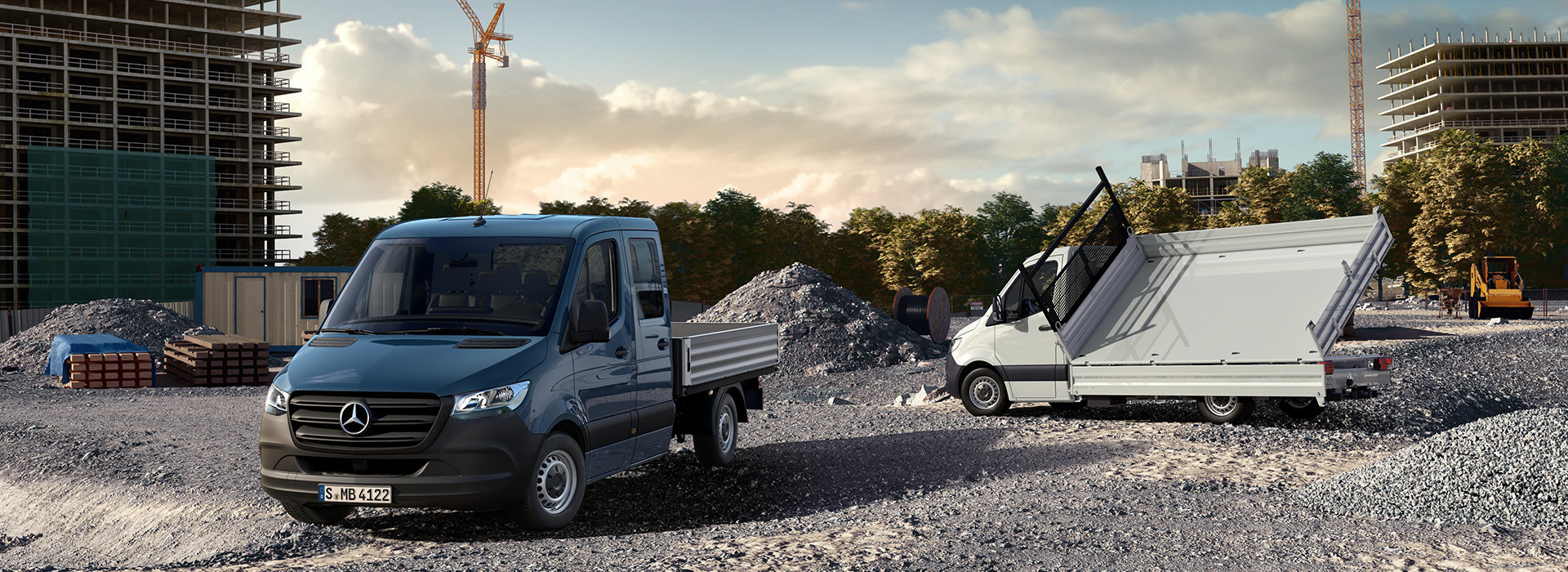 Mercedes-Benz Kipper in türkis und weiß auf Baustelle