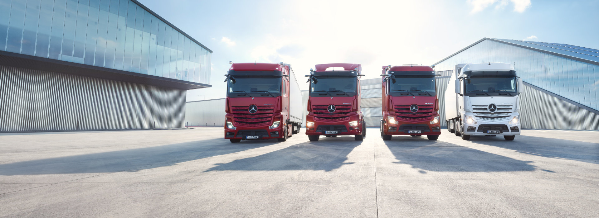 Actros 4 unterschiedliche Modelle auf Firmengelände