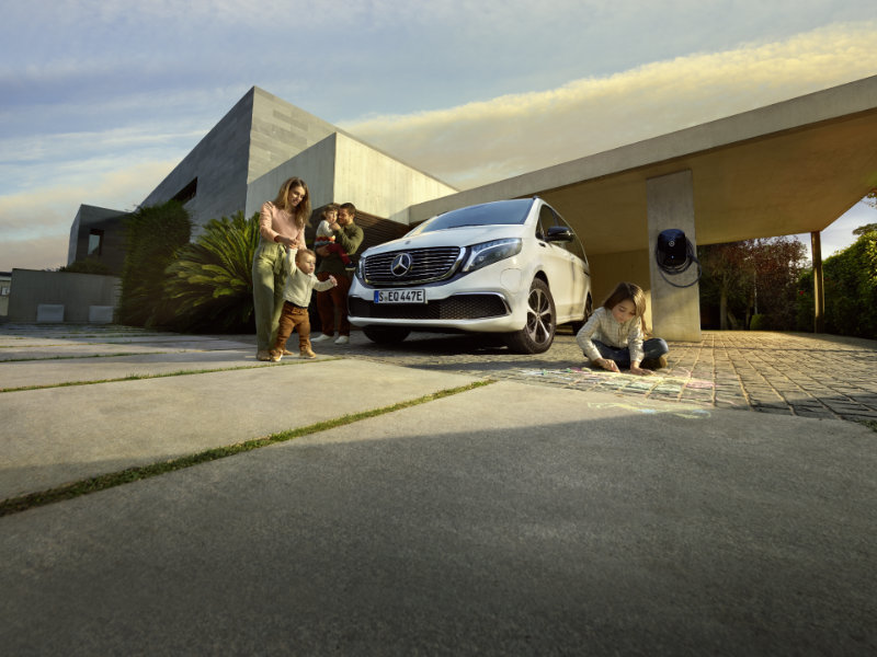 Mercedes-Benz EQV Großraumlimousine vor Haus und Familie